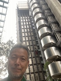 ロイズビル本社と私.jpg